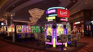 Pemain menikmati hiburan casino digital menggunakan smartphone di Indonesia